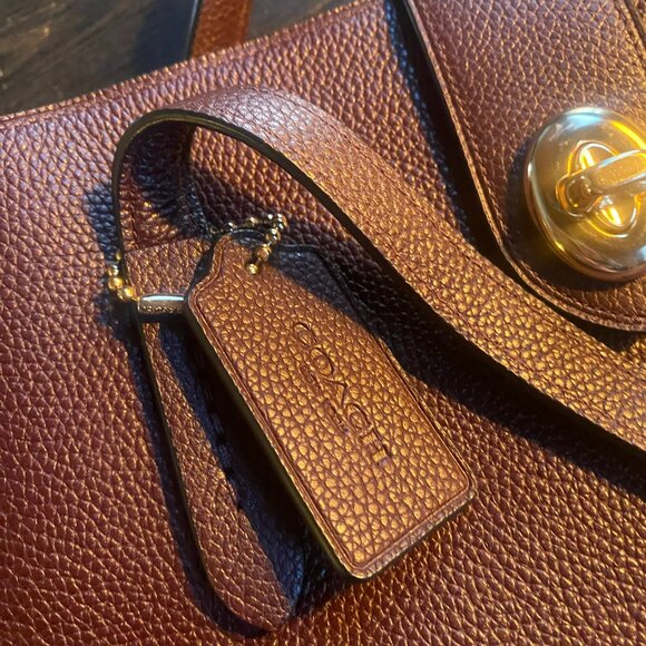 👜 Coach Turnlock Charlie Carryall – Elegant, Roomy & Timeless! 👜 - Picture 2 of 11